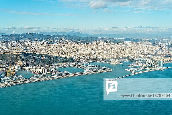 Luftbild der Stadt Barcelona mit einem Häusermeer und Häuserschluchten sowie allen Sehenswürdigkeiten und Monumenten. Barcelona ist sehr beliebt und eine der am dichtesten besiedelten Städte in Europa
