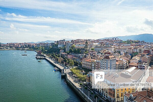 Die Flussmündung von Bilbao mit der Stadt Portugalete auf der rechten Seite  von der Brücke aus gesehen in Richtung Süden. Die Biskaya Brücke ist die älteste Transportbrücke der Welt  erbaut 1893