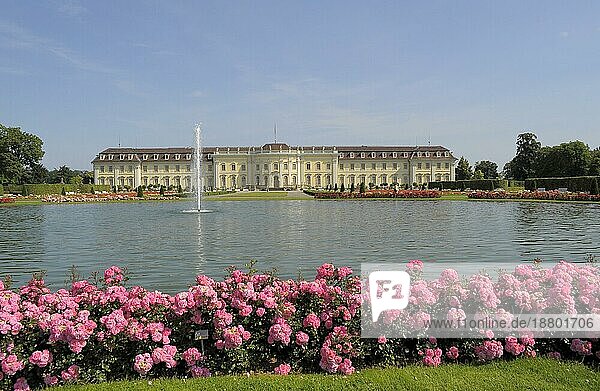 Ludwigsburg: blühendes Barock  Schloss  Springbrunnen am See  Rosen am See  Landschaftsarchitektur