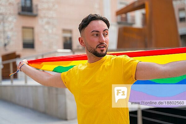 Attraktive Homosexuell Mann mit Regenbogen lgbt Flagge in der Stadt  Stolz Partei und homosexuell