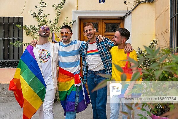 Lgbt Konzept  Porträt von Homosexuell Männer Freunde  die Spaß an Homosexuell Pride Party  Vielfalt der jungen Menschen in der Stadt  sehr glücklich
