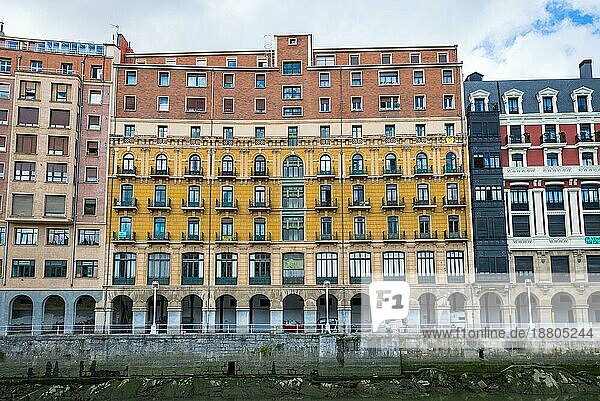 Häuser in Bilbao entlang des Flusses Nervion  der durch die Stadt fließt. Die Gebäude befinden sich in den Stadtteilen San Frantzisko und Bilbao la Vieja
