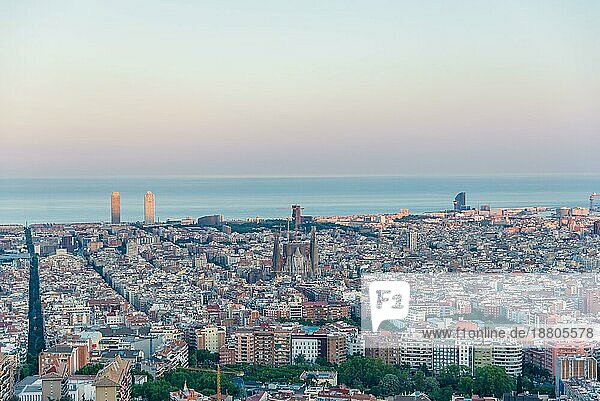Blick vom Park Guinardo  einem der westlichen Hügel Barcelonas  auf die Stadt Barcelona mit einem Häusermeer und Straßenschluchten. Barcelona ist eine der am dichtesten besiedelten Städte in Europa