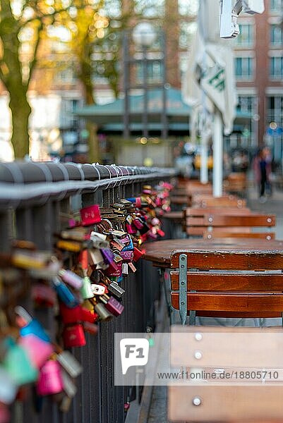 Michaelisbrücke mit vielen Liebesschlössern in der Innenstadt von Hamburg. Ein Liebesschloss ist ein Vorhängeschloss  das verliebte Paare an einer Brücke  einem Zaun usw. befestigen  um ihre Liebe zu symbolisieren