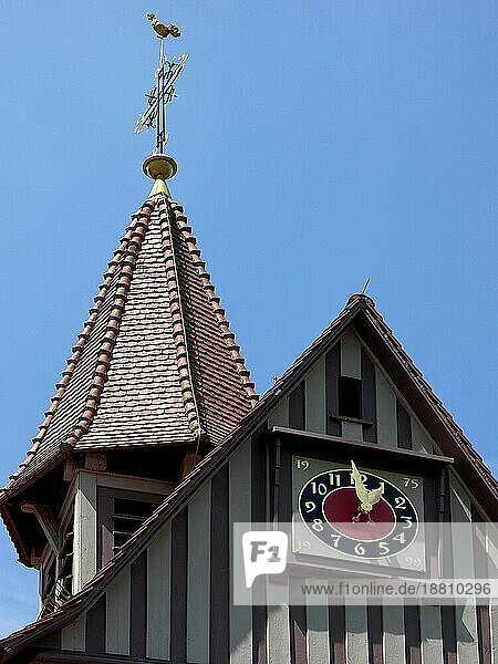 Kirchturmuhr und Kirchendach mit Wetterhahn  Uhrzeit  Church clock and church roof with weathercock  time