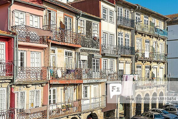 Typisches Reihenhaus im pombalinischen Baustil im Stadtteil Miragaia in Porto