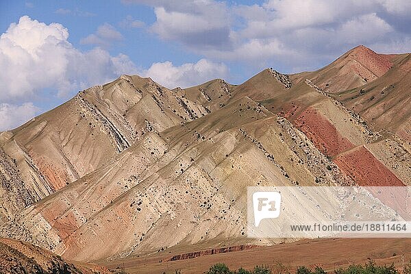Schöne Schichtstufenlandschaft südlich von Osch Kirgisistan