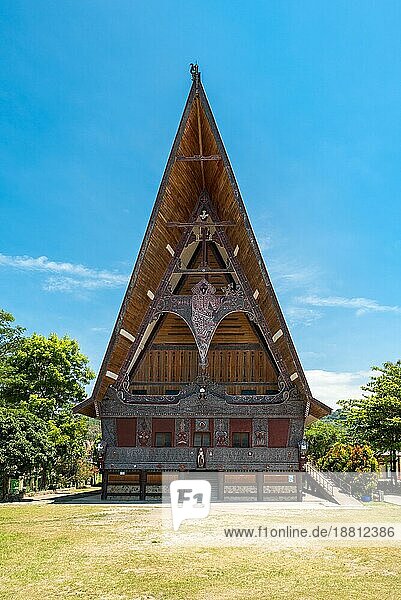 Die katholische Inkulturationskirche St. Michael im Hauptort der Samosir Insel Pangururan im Toba See im Norden Sumatras