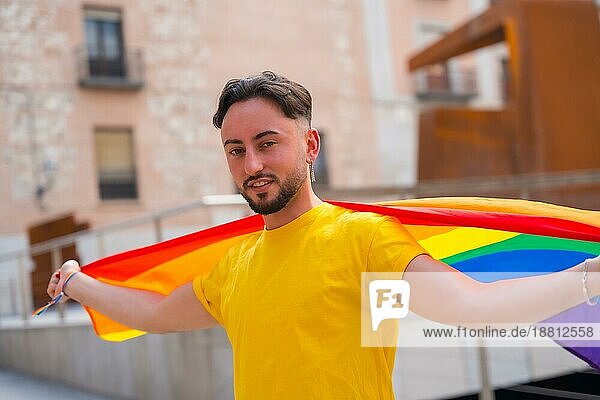 Attraktive Homosexuell Mann mit Regenbogen lgbt Flagge in der Stadt  Stolz Partei und homosexuell
