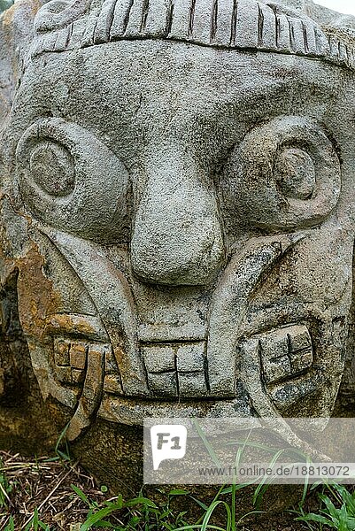 Skulpturen mit traditionellen Motiven  die von verschiedenen Künstlern aus der ganzen Welt geschnitzt wurden und im Sarawak Cultural Village ausgestellt sind