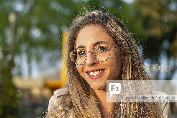 Glückliche junge Frau mit Brille