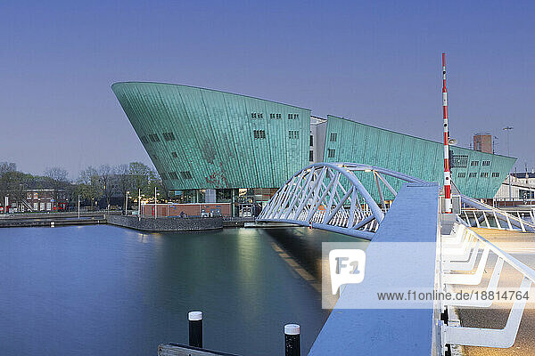 Niederlande  Nordholland  Amsterdam  NEMO Science Museum und Brücke in der Abenddämmerung