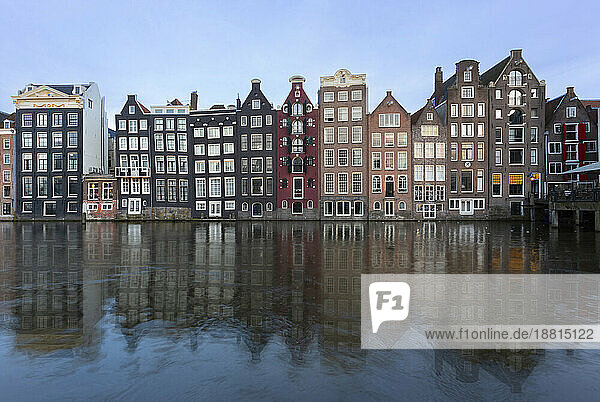 Niederlande  Nordholland  Amsterdam  Reihe von Stadthäusern entlang des Kanals