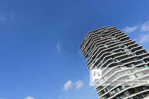 Niederlande  Nordholland  Amsterdam  modernes Wohnhaus vor blauem Himmel