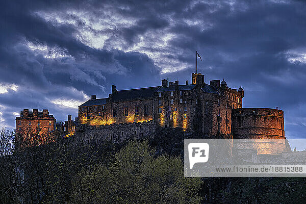UK  Scotland  Edinburgh  Cloudy sky over Edinburgh Castle at dusk