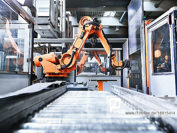 Roboterarm über Förderband in der Fabrik
