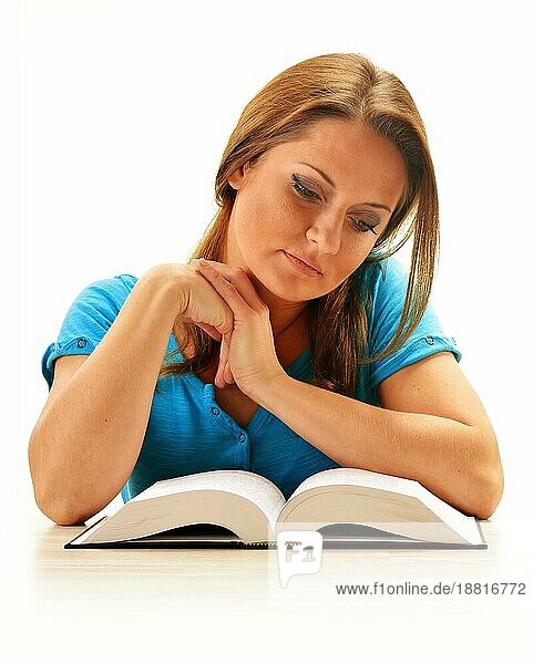 Junge Frau liest ein Buch. Studentin beim Lernen