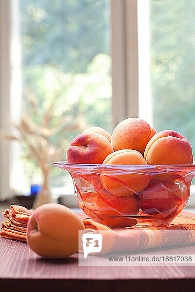 Schale mit frischen und süßen Aprikosen