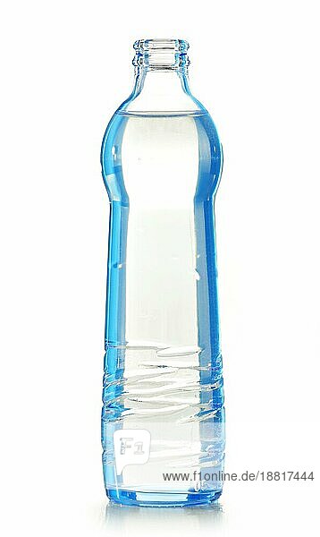 Glasflasche mit Mineralwasser vor weißem Hintergrund