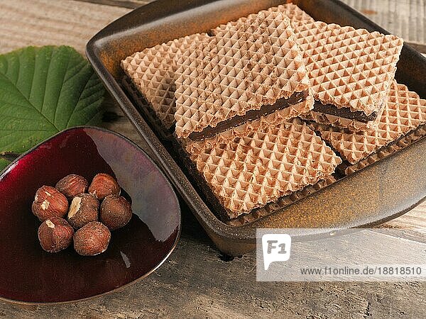 Bio Waffelsnack mit Haselnuss Schokoladenfüllung. Süße Lebensmittel  leckere Bäckereiprodukte