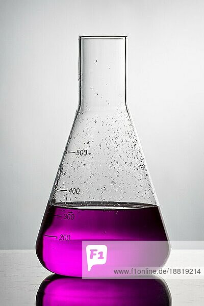 leeres chemieglas mit violetter flüssigkeit gefüllt