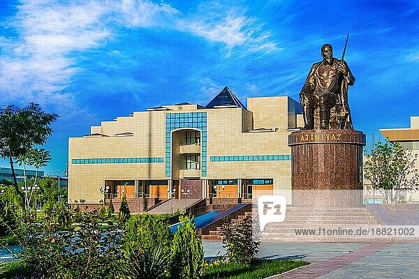 Das Denkmal des karakalpakischen Dichters Ajiniyaz und das Staatliche Kunstmuseum der Republik Karakalpakstan in Nukus  Usbekistan  Asien