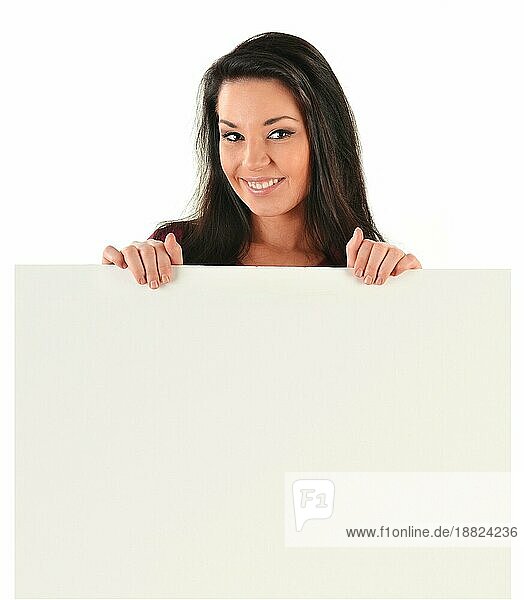 Junge lächelnde Frau hält eine leere Tafel vor weißem Hintergrund
