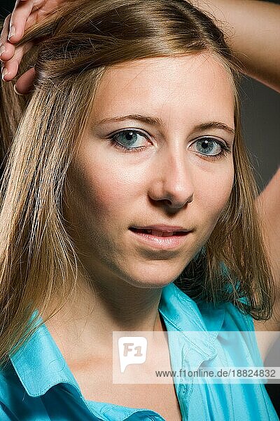 porträt einer sexy frau mit schönen braunen langen haaren