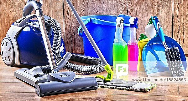 Staubsauger und eine Vielzahl von Waschmittelflaschen und chemischen Reinigungsmitteln auf dem Boden