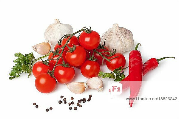 Frisches Gemüse (Strauß frischer Kirschtomaten) (Knoblauch) (Paprika) (Dill)