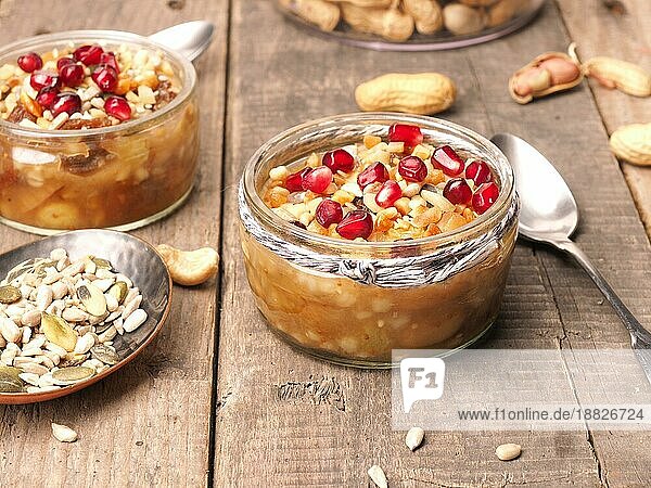 Traditionelle türkische Süßigkeiten Ashura Noahs Pudding