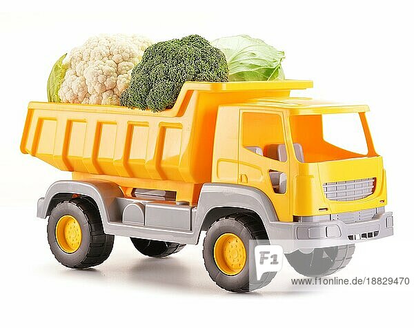 Plastik Kippschienen Spielzeug  das Gemüse transportiert  vor weißem Hintergrund