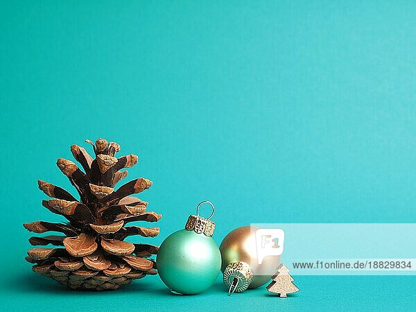 Frohe Weihnachten  türkisfarbener Hintergrund  minimalistische hölzerne Weihnachtsdekoration mit Vintage Kugeln