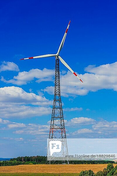 Windkraftanlagen Bauernhof. Windkraftwerk