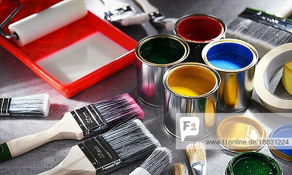 Farbdosen und Pinsel in verschiedenen Größen für Dekorationszwecke