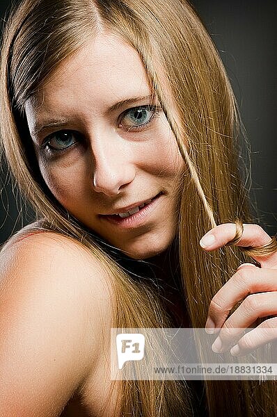 sexy porträt einer frau mit schönen braunen langen haaren