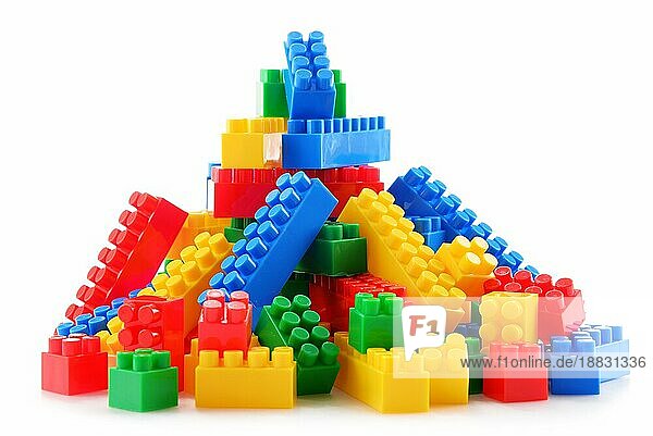 Komposition mit bunten Kunststoff Kinderspielzeug vor weißem Hintergrund