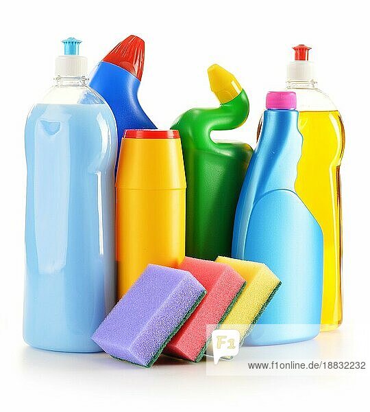 Reinigungsmittel Flaschen vor weißem Hintergrund Chemische Reinigungsmittel vor weißem Hintergrund