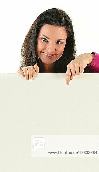 Junge lächelnde Frau hält eine leere Tafel vor weißem Hintergrund