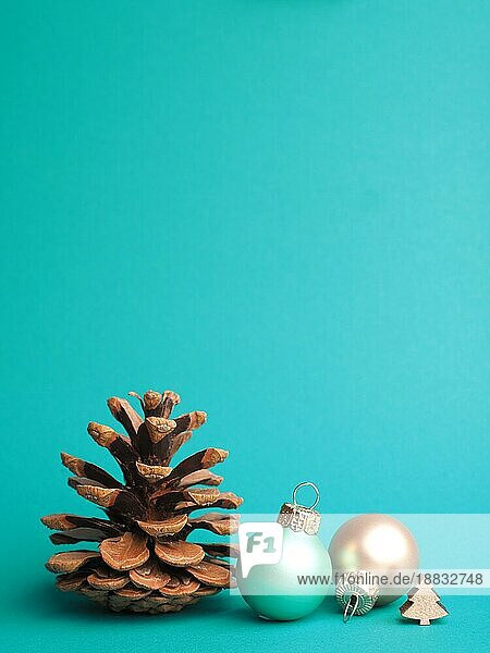 Frohe Weihnachten  türkisfarbener Hintergrund  minimalistische hölzerne Weihnachtsdekoration mit Vintage Kugeln