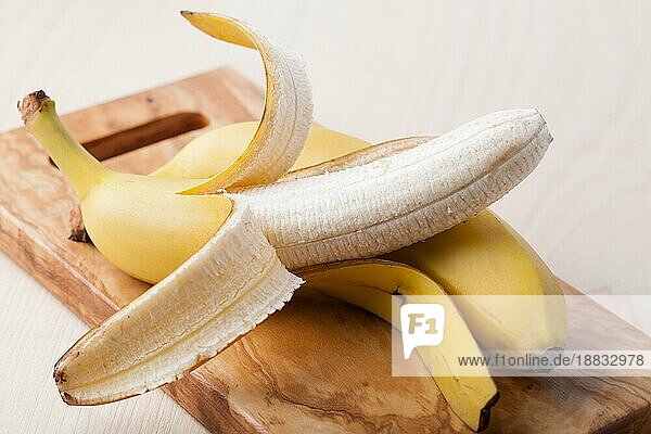 Bananen auf einem Holzteller