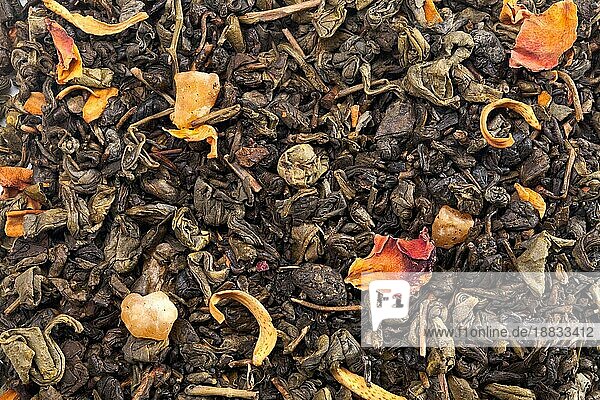Aromatischer Tee mit Früchten und Blütenblättern