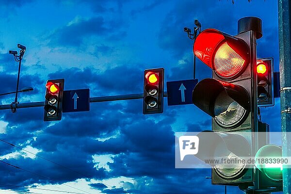 Ampeln über städtischen Kreuzungen. Rotes Licht