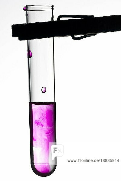 reagenzglas an klammer mit violetter flüssigkeit