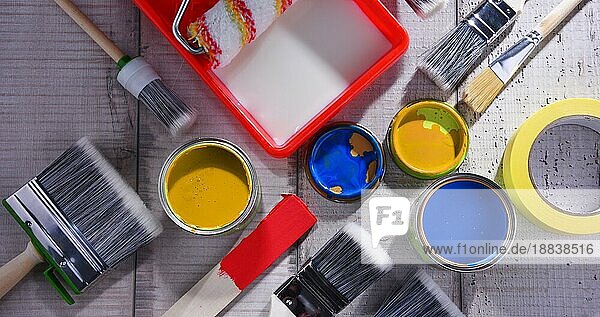 Farbdosen und Pinsel unterschiedlicher Größe für Dekorationszwecke