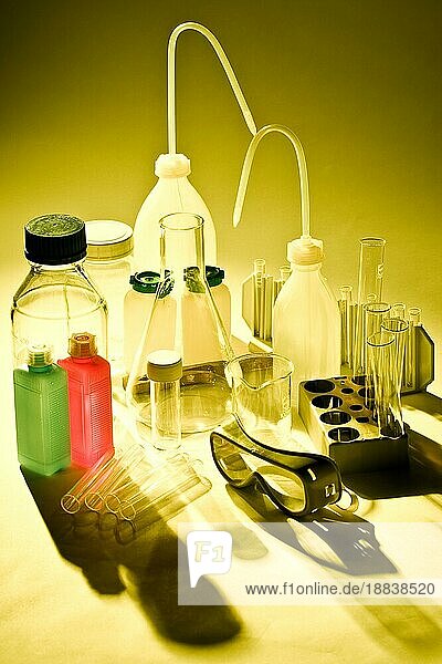 verschiedene chemie und labor gegenstände auf weißem hintergrund