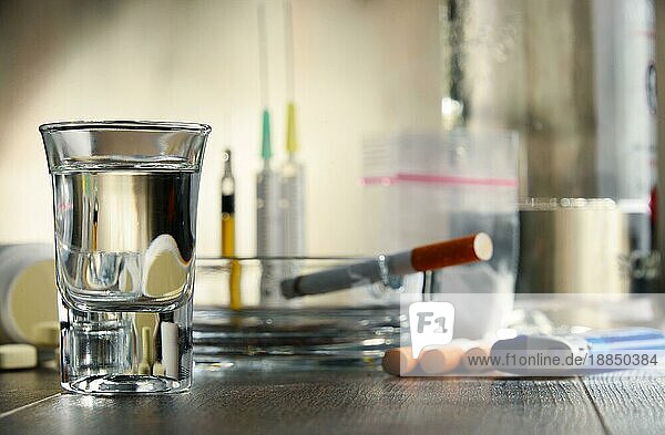 Eine Vielzahl von Suchtmitteln  darunter Alkohol  Zigaretten und Drogen