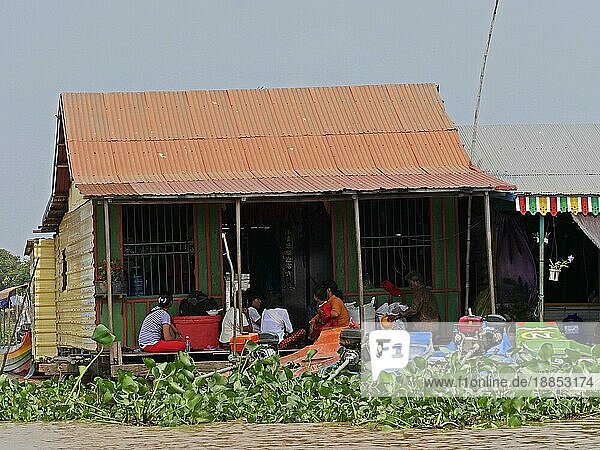 Schwimmendes Dorf auf dem Fluss Tonle Sap  Provinz Siem Reap  Kambodscha  Asien