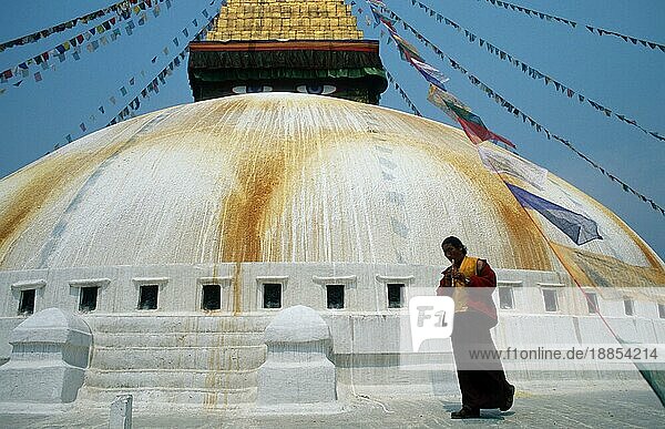 Buddhistischer Mönch an der Bodhnath Stupa  Kathmandu  Katmandu  Nepal  Asien