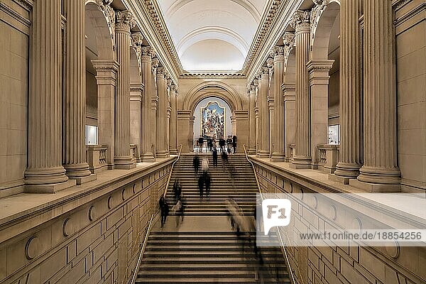 New York. Manhattan. Das Metropolitan Museum MET. Die Haupttreppe zum Flügel für europäische Kunst